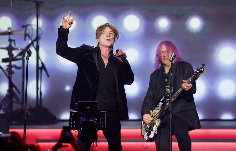 John Rzeznik y Robert Takac, del grupo Goo Goo Dolls, durante su presentación en el tributo de los Grammy a Jon Bon Jovi.