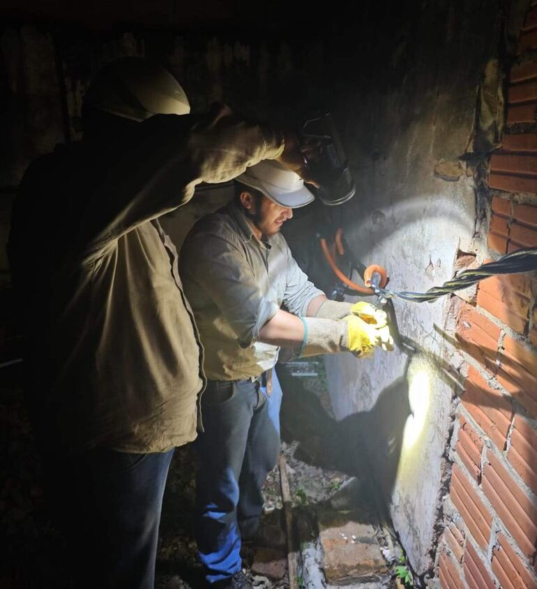 Técnicos de la ANDE interviniendo una granja de criptominería.