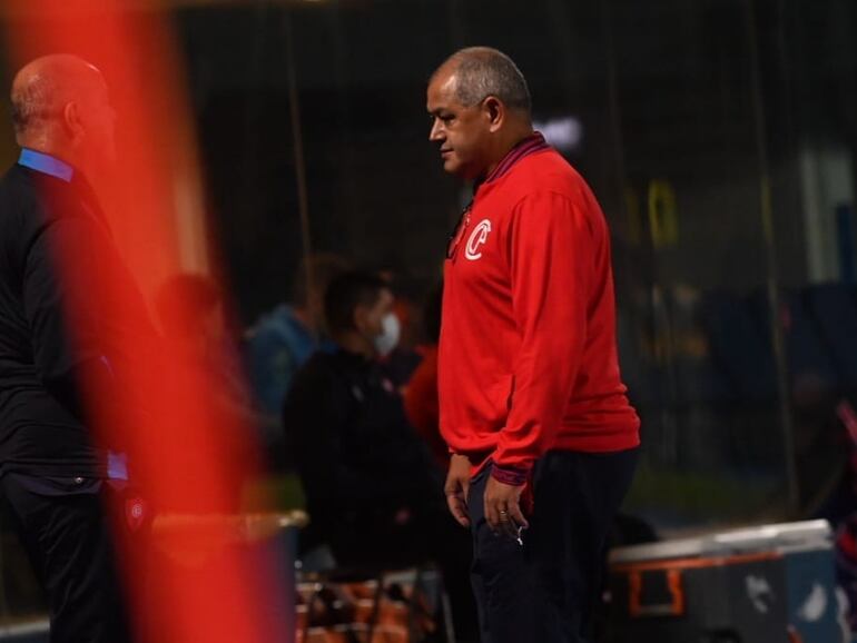 Francisco Arce, técnico de Cerro Porteño, durante el partido contra el 12 de Octubre por la octava jornada del torneo Apertura 2022.