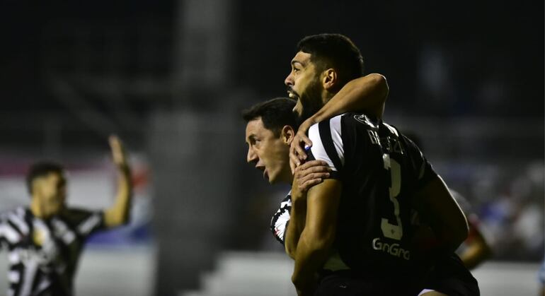 Festejo de Barboza y Piris tras el gol del primero que le dio la victoria a Libertad