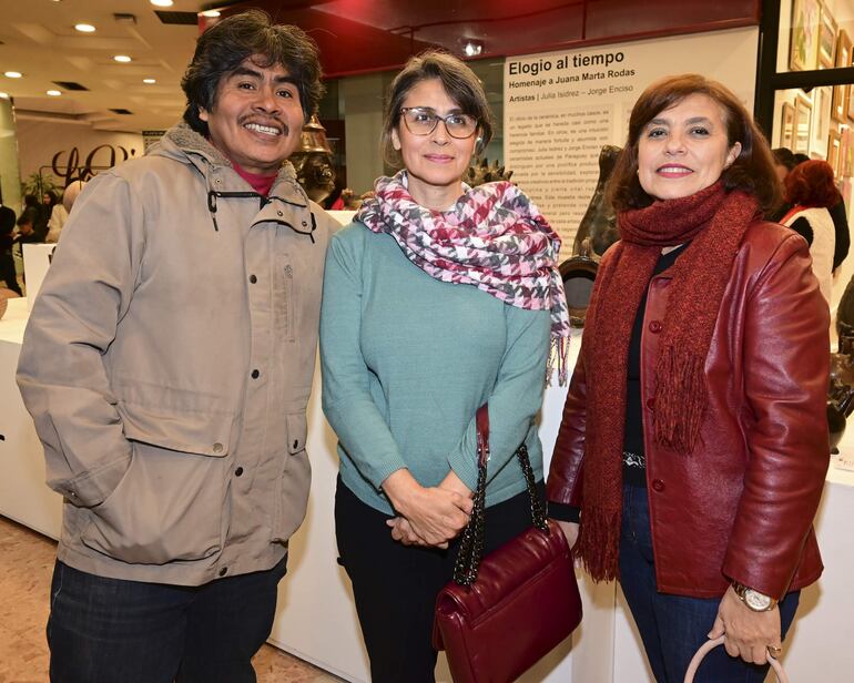 Maneno Juarez, Claudia y Lidia Migone.