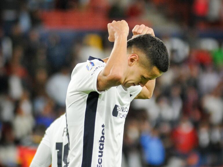 El paraguayo Alex Arce, futbolista de Liga de Quito, celebra un gol en el partido frente a Deportivo Cuenca por los octavos de final de la Copa Ecuador 2024 en el estadio Rodrigo Paz Delgado, en Quito, Ecuador.