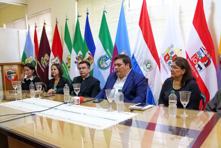 El presbítero Rodrigo Acosta y el gobernador de Guairá, César Sosa (ANR), junto a otros referentes del área de la adicción durante la socialización del proyecto.