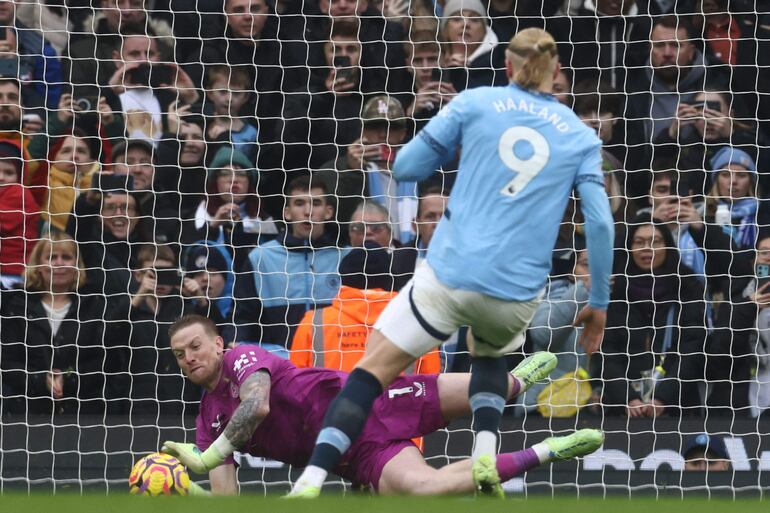 Everton's English goalkeeper #01 Jordan Pickford saves a penalty from Manchester City's Norwegian striker #09 Erling Haaland during the English Premier League football match between Manchester City and Everton at the Etihad Stadium in Manchester, north west England, on December 26, 2024. (Photo by Darren Staples / AFP) / RESTRICTED TO EDITORIAL USE. No use with unauthorized audio, video, data, fixture lists, club/league logos or 'live' services. Online in-match use limited to 120 images. An additional 40 images may be used in extra time. No video emulation. Social media in-match use limited to 120 images. An additional 40 images may be used in extra time. No use in betting publications, games or single club/league/player publications. / 