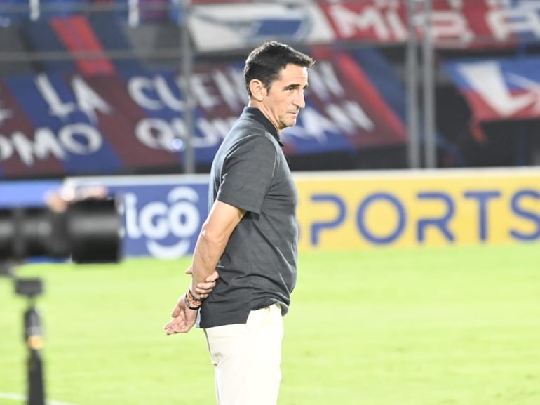 El español Manolo Jiménez, entrenador de Cerro Porteño, durante el partido frente a General Caballero de Juan León Mallorquín por la jornada 15 del torneo Apertura 2024 del fútbol paraguayo en el estadio Defensores del Chaco, en Asunción.