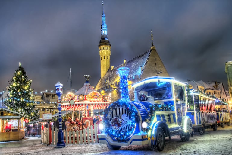 Tren navideño en la Plaza del Ayuntamiento en Tallin, Estonia.