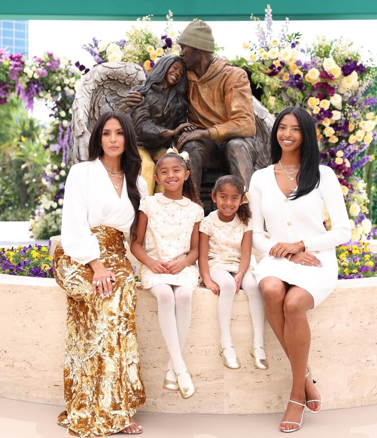 Vanessa Bryant, viuda de Kobe Bryant, con sus hijas Natalia, Bianka y Capri frente a la nueva estatua del exjugador de Los Lakers y su hija Gigi. (Instagram/Vanessa Bryant)