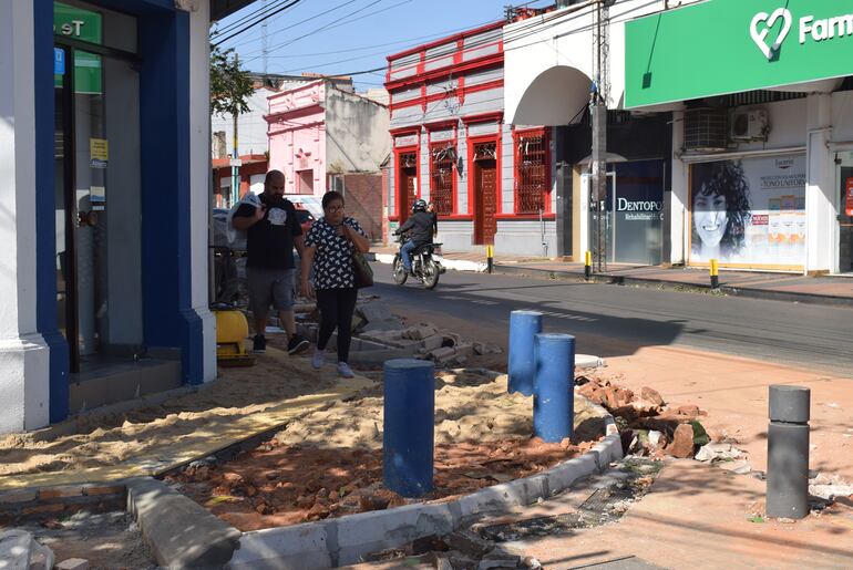 Uno de los sectores de la calle General Aquino donde se desarrolla la obra municipal, en pleno microcentro de Luque. El presupuesto destinado a la primera etapa del proyecto es de G. 1.600 millones y fue adjudicada la firma “Estero Guazú SA”.