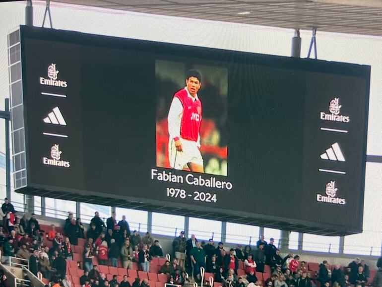 El homenaje del Arsenal a Fabián "Tyson" Caballero.