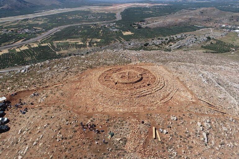 Foto aérea de una estructura arquitectónica de unos 4.000 años de antigüedad que ha sido localizada por un equipo de arqueólogos en la isla griega de Creta, la primera con forma circular de la que se tiene constancia en la cultura minoica.