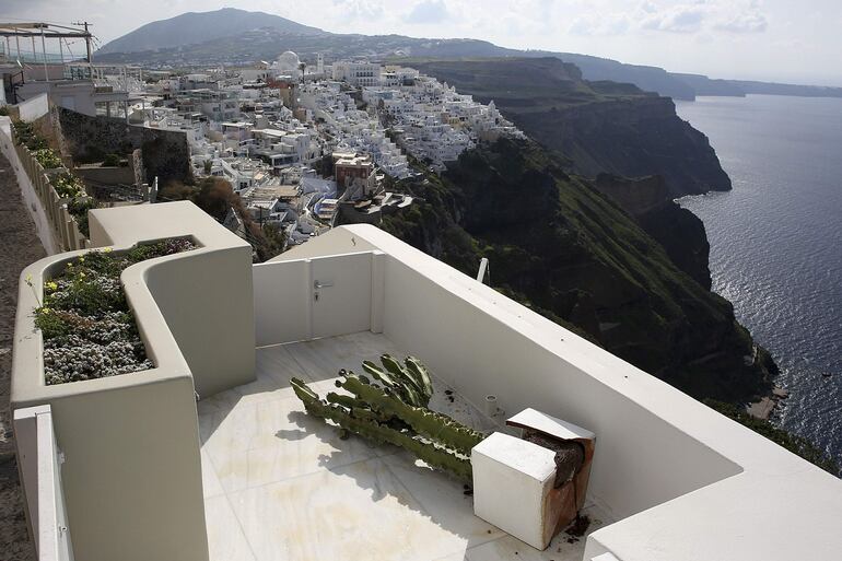 Unas 9.000 personas han abandonado ya la isla griega de Santorini por temor a los terremotos de magnitud hasta 4,8 que desde hace días sacuden el archipiélago de las Cícladas, mientras el Gobierno ha enviado equipos de emergencias como medida preventiva.