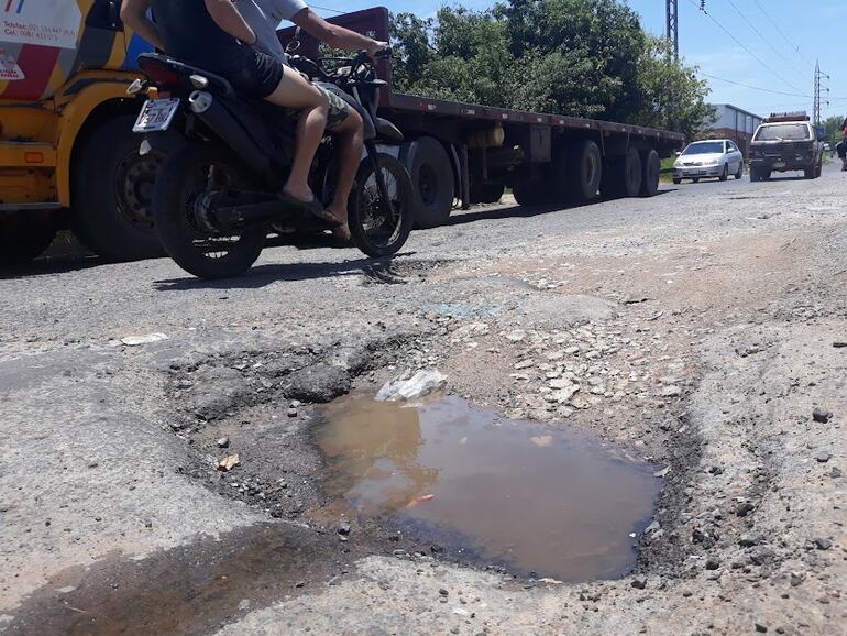 La profundidad de los baches destruye a los vehículos de los automovilistas.