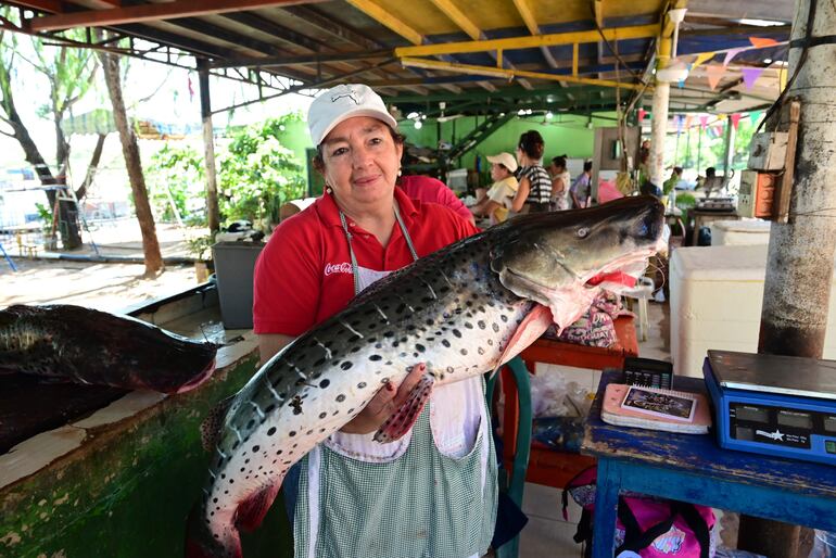 La pescadera Fátima Oviedo muestra un ejemplar de surubí de 15 kilogramos que ofrece a G. 820.000.