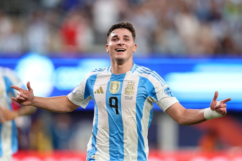 Julián Álvarez, jugador de la selección de Argentina, festeja un gol en el partido frente a Canadá por las semifinales de la Copa América 2024 en el estadio MetLife Stadium, en East Rutherford, New Jersey, Argentina.