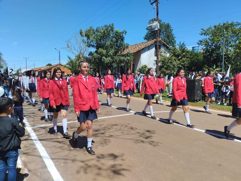 Los estudiantes se vistieron de gala para participar del desfile y honrar al distrito por su aniversario de fundación y por el día de la santa patrona.