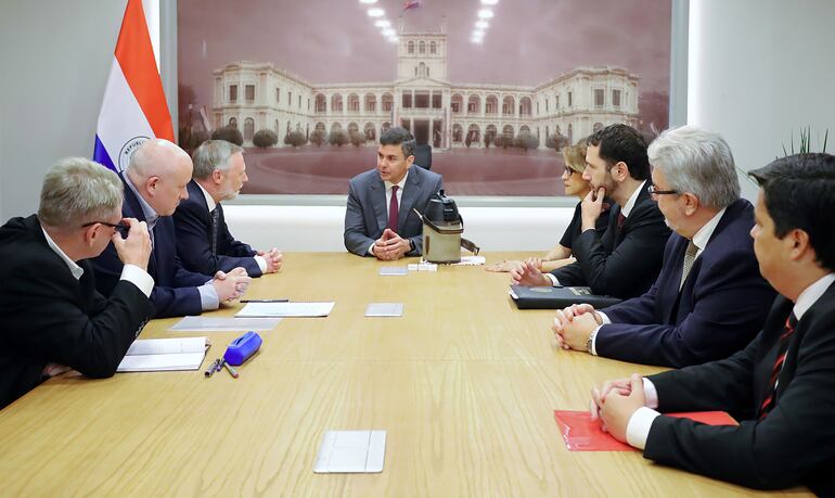 Andreas Wellmann y  Hans Poll, de Voith Hydro, en reunión  con el mandatario Santiago Peña y Luis Benítez, de la EBY.