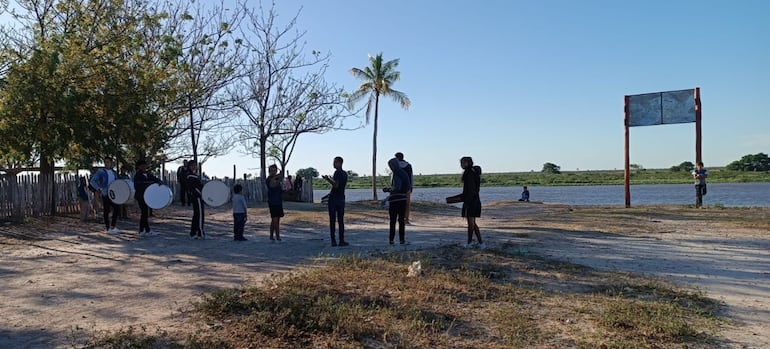 Comunidad indígena de los Ishir en Puerto Esperanza, donde esperan la construcción de la planta solar de energía.