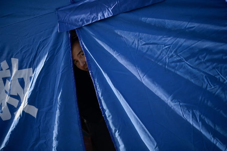 Un residente de la localidad de Gaoli, en la provincia china de Gansu, afectado por el terremoto, en una tienda de campaña.