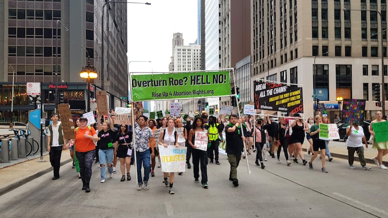 Cientos de personas a favor del aborto legal se manifiestaron en Chicago, Illinois (EE.UU.).