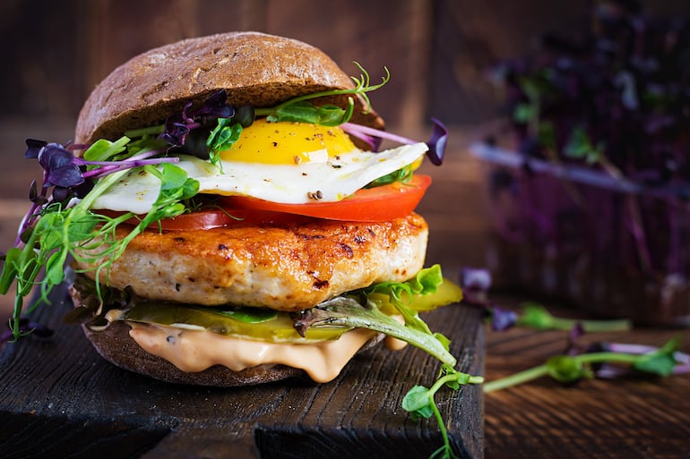 Hamburguesas de pollo y manzana.