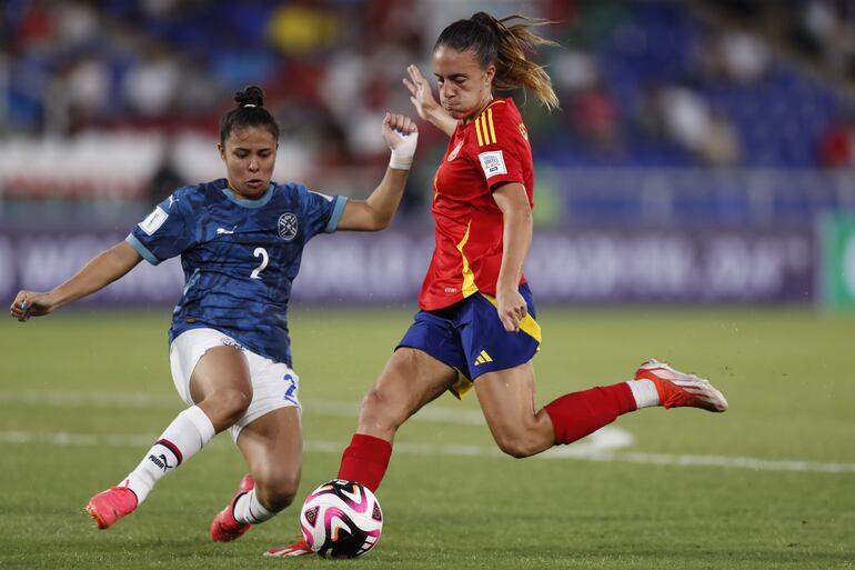 AME5798. CALI (COLOMBIA), 04/09/2024.- Judit Pujols (d) de España disputa un balón con Milagros Rolon de Paraguay este miércoles, en un partido del grupo C de la Copa Mundial Femenina sub-20 entre las selecciones de España y Paraguay en el estadio de Pascual Guerrero en Cali (Colombia). EFE/ Ernesto Guzmán Jr.
