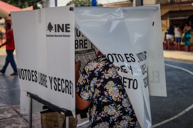 Ciudadanos emiten su voto en las elecciones generales mexicanas este domingo, en un colegio electoral, en el municipio de Coyuca de Benítez, en Guerrero (México).