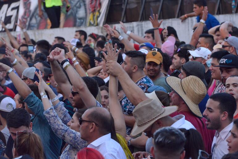 Las palmas arriba... y a cantar. Unas 20 mil personas coparon las gradas y el césped del anfiteatro José Asunción Flores en San Bernardino.