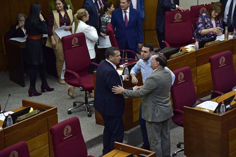 El senador Derlis Maidana (ANR, HC) conversa con Hernán Rivas (ANR, HC) y Ramón Retamozo (ANR) en sala de sesiones del Senado.