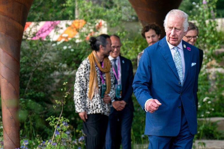 El rey Carlos III de Gran Bretaña reacciona mientras visita la exposición de flores de Chelsea de RHS 2024 en Londres.