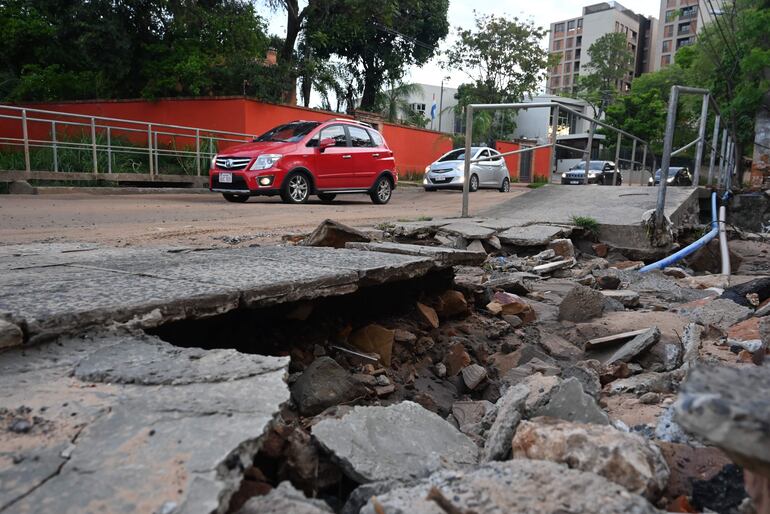 Sobre la calle Itapúa, casi Molas López, la vereda está completamente destrozada.