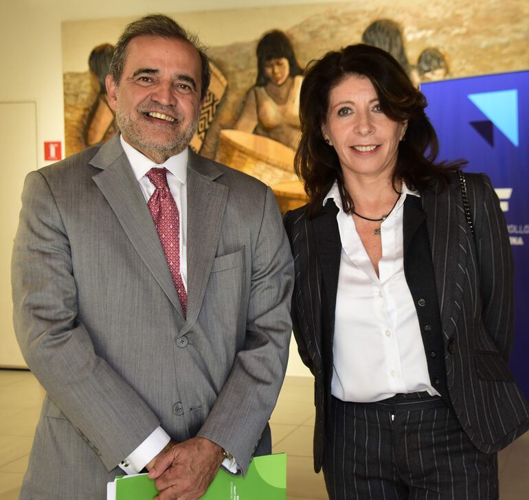 El director de Turismo, Oscar Rueda y Marisol Nicoletti de Srur.