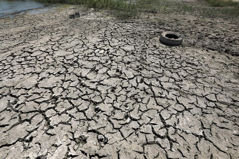 El lecho seco del lago Habbaniyah, que se ha convertido en un estanque de agua estancada debido a la desertificación y la sequía, Provincia de Anbar, Irak. 