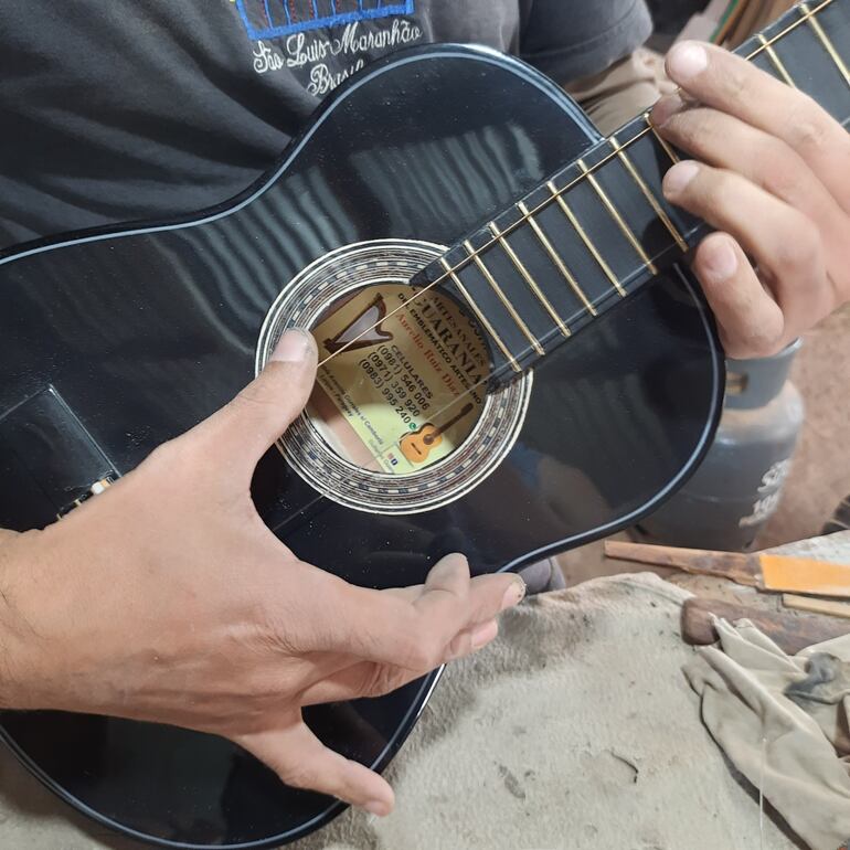 Cada proceso de la elaboración de la guitarra necesita de dedicación y empeño.