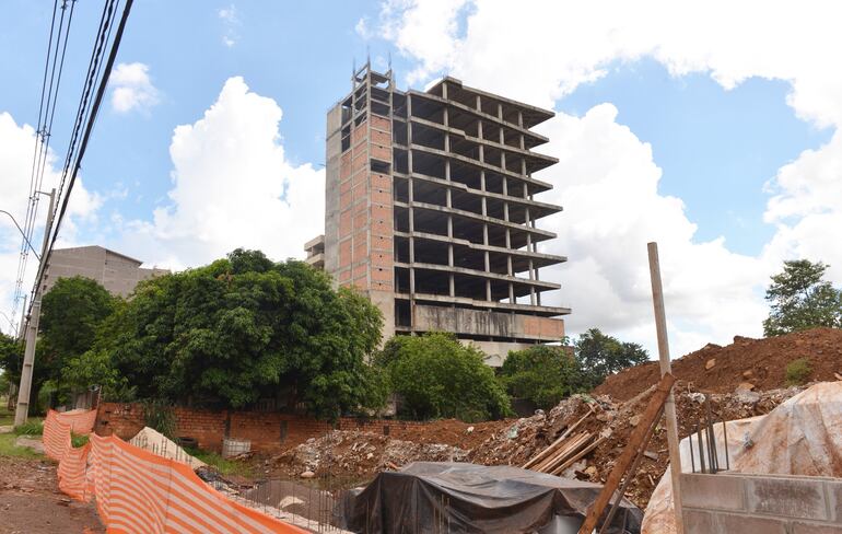 Uno de los edificios de  altura  que está en plena construcción en la ciudad. La mayoría de estas obras  se realizan en inmediaciones a las   universidades.