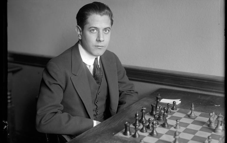 "El maestro prusiano tiende con asombro la mano al joven vencedor llegado del sur, de la isla de Cuba: José Raúl Capablanca"