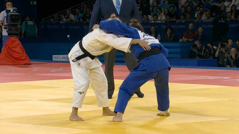 La paraguaya Gabriela Narváez (blanco) en el repechaje del Judo en los Juegos Olímpicos París 2024.