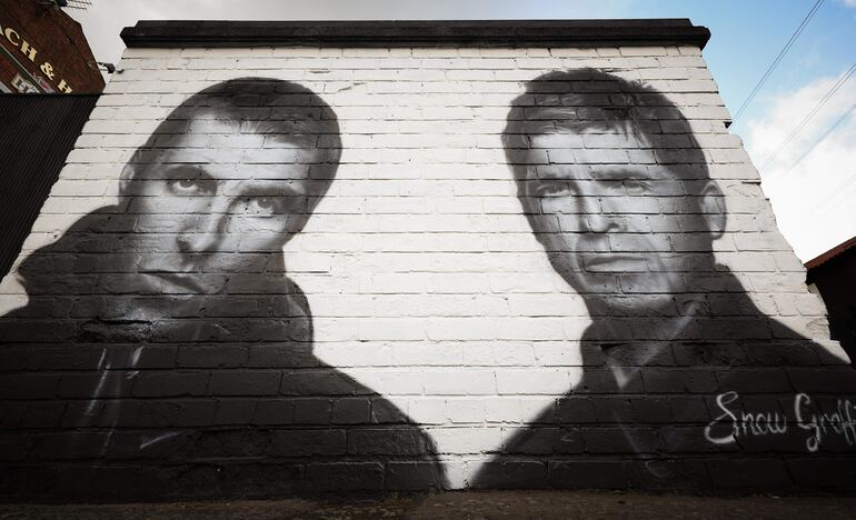 Un mural con retratos de Liam y Noel Gallagher en Manchester.