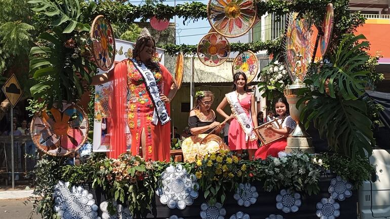 Desde el sábado se celebra el Día Nacional del Ñandutí con ferias y festival, para el domingo se prevé el desfile de carrozas y la elección de la Mis Ñandutí.