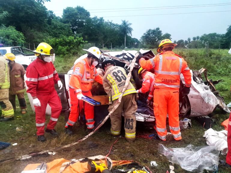 Cuatro fallecidos y una joven herida en choque y vuelco de vehículo en Ruta PY01.