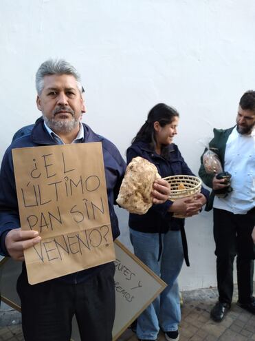 Trabajadores de la cocina preguntan al Ministerio de Agricultura si los panes que se venden hoy son los últimos "sin veneno". Piden el análisis de la aprobación del "trigo transgénico HB4", que podría ser dañino para la salud, afirman.