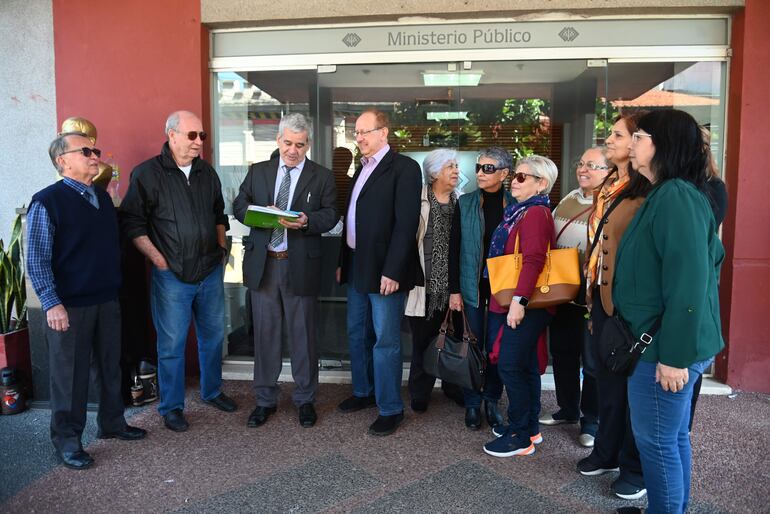 Miembros de la Unión Nacional de Asegurados de Paraguay frente a la Fiscalía General del Estado, donde presentaron una nota y las firmas recolectadas para urgir la investigación fiscal de Vicente Bataglia y sus consejeros del IPS.