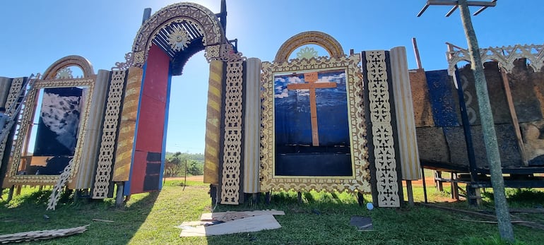 Montaje del retablo, donde se estará llevando la puesta en escena de los cuadros viviente este Viernes Santos en Tañarandy.