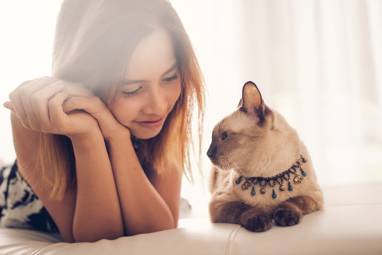 Mujer y su gato.