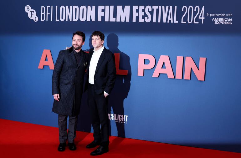 El actor estadounidense Kieran Culkin con el director de cine y actor Jesse Eisenberg asistieron al BFI London Film Festival. (EFE/EPA/ANDY RAIN)
