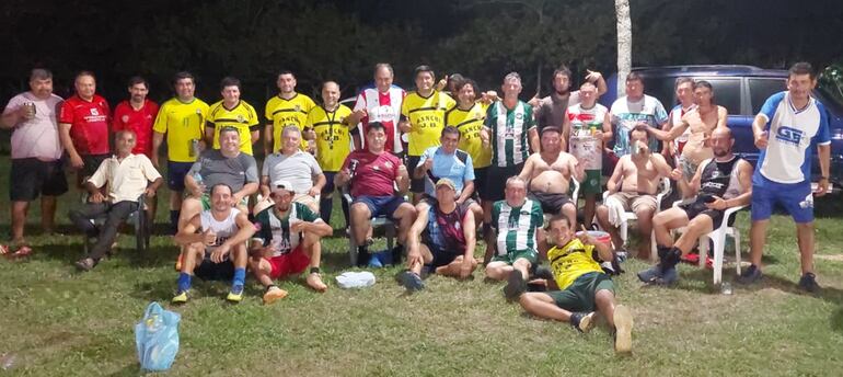 La gente de Coronel Martínez, luego de un certamen de fútbol, uniéndose al logro del combinado salonístico, por el pase a las finales.