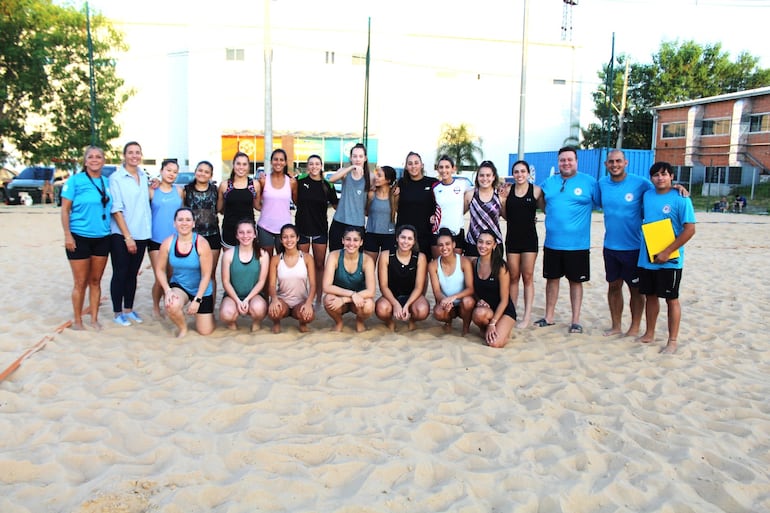 Preselección femenina de hándbol playa, junto a los miembros del cuerpo técnico y de apoyo.