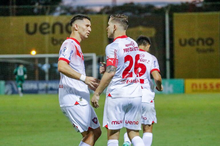 Robert Piris da Motta (D), jugador de Cerro Porteño, celebra un gol en el partido frente a Sportivo Trinidense por la fecha 21 del torneo Clausura 2024 del fútbol paraguayo en el estadio Rogelio Silvino Livieres, en Asunción.