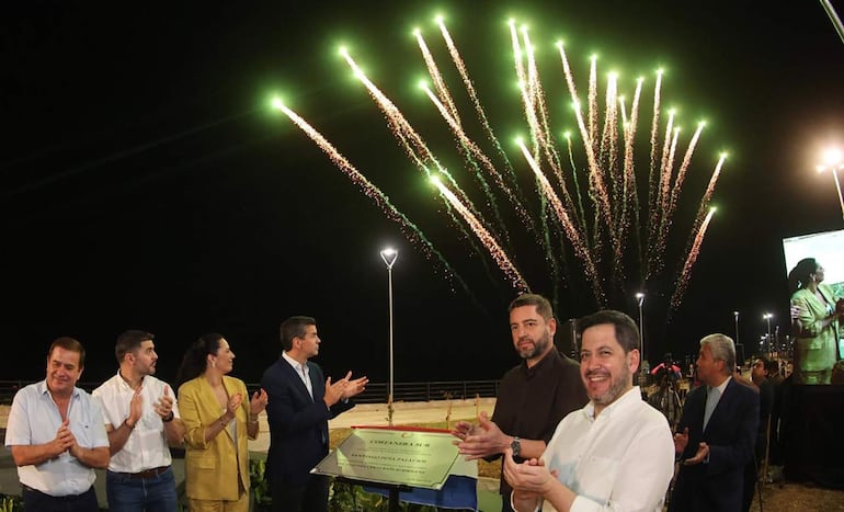 El presidente Santiago Peña (c), acompañado de funcionarios de su gobierno, inauguró la Costanera Sur de Asunción el sábado la Costanera Sur de Asunción, una avenida de unos ocho kilómetros de longitud que une a la capital con la vecina localidad de Lambaré. (EFE/Presidencia de Paraguay).