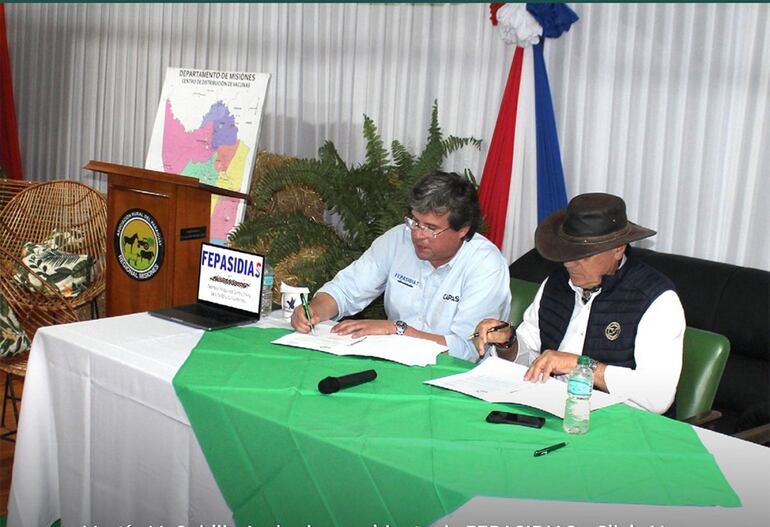 El Ing. Martin Cubilla (i) y Ing. Silvio Vargas firmaron el convenio.