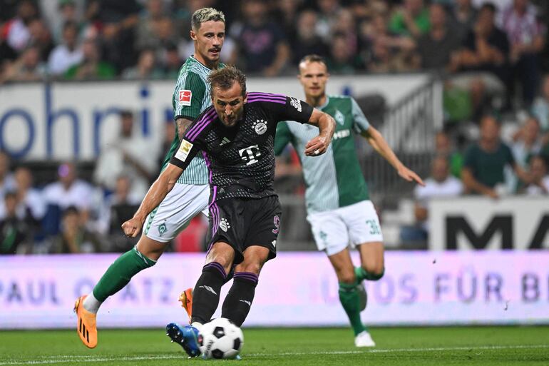 Harry Kane remata para anotar su primer gol en la Bundesliga. Fue para el 2-0 parcial del Bayern Munich ante el Werder Bremen.